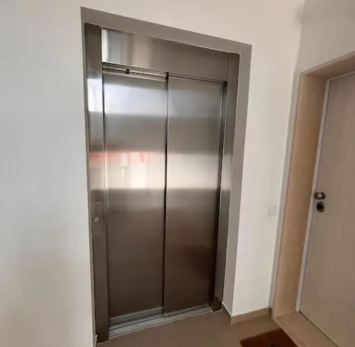 Stylish Near Oasis Apartman *